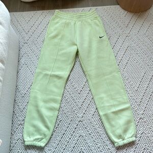 Nike women sportswear loose fleece sweatpants/ joggers size small BNWT